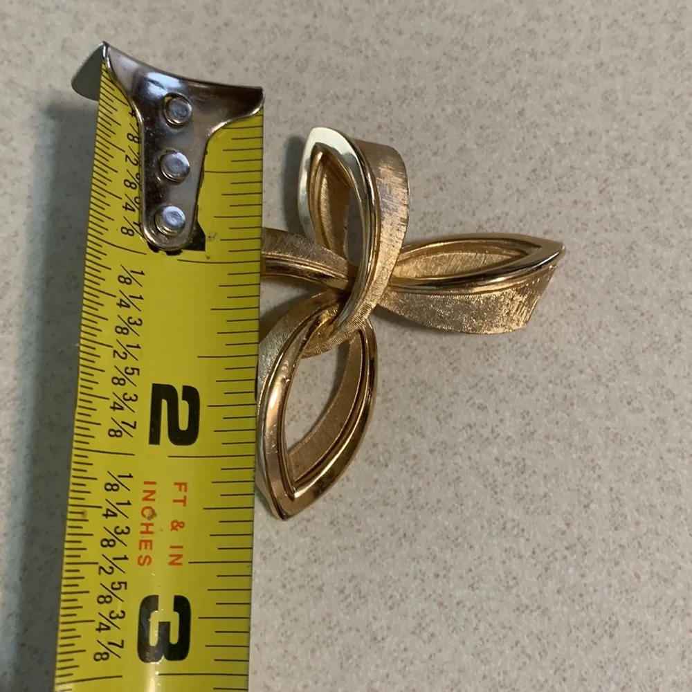 Trifari gold tone polished and brushed broach (218)